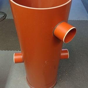 Schacht aus PVC-Rohr mit Zu- und Ablaufstutzen