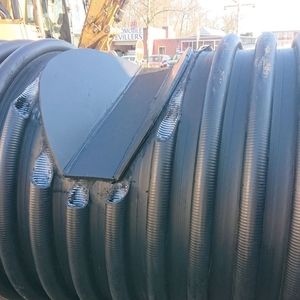 Ausbuchtung für eine Gasleitung in ein PE Abwasserrohr