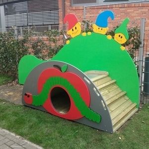 Seitenplatten einer Rutsche aus witterungsbeständigem farbigem PE für einen Kindergarten