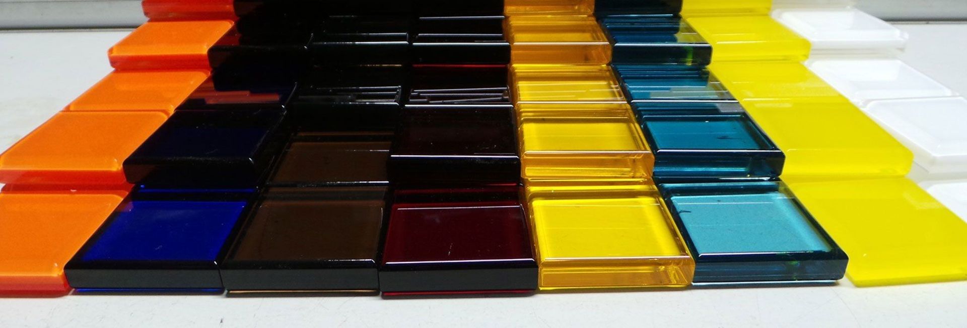 Bunte Kunststoffstücke nebeneinander aufgereiht