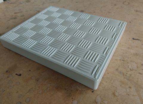 Kunststoffteil in grau mit Prägung